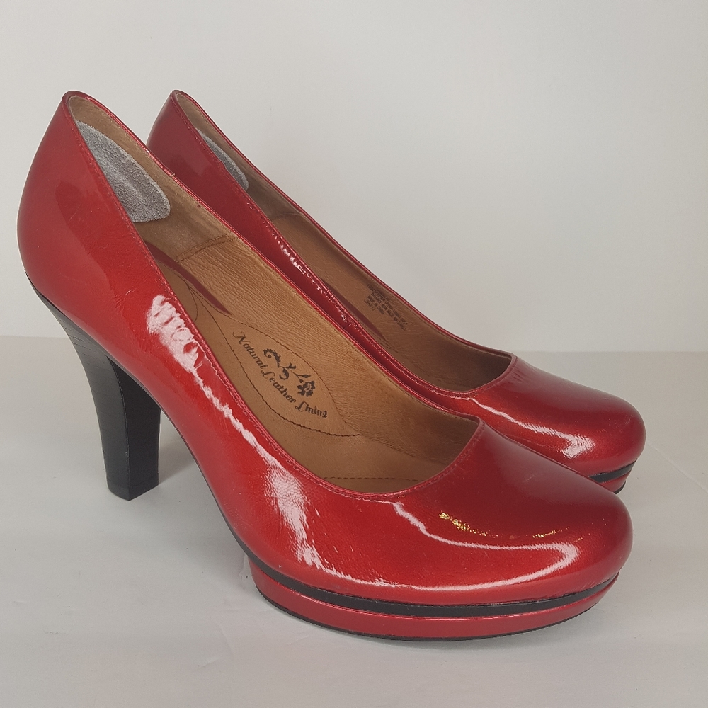 Söfft patent leather platform pumps
